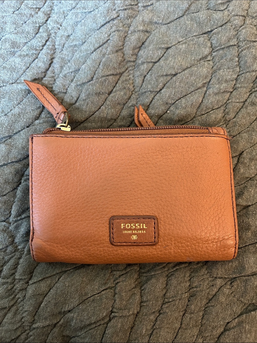 Fossil Issue No.1954 Tan Pebbled Leather Bifold Zip Wallet Card Slots ID Window